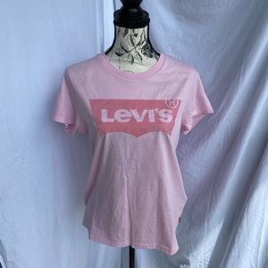 Pink Levi’s tee